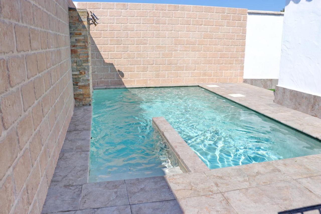 Bungalow La Roa con piscina comunitaria y privada Conil De La Frontera Esterno foto